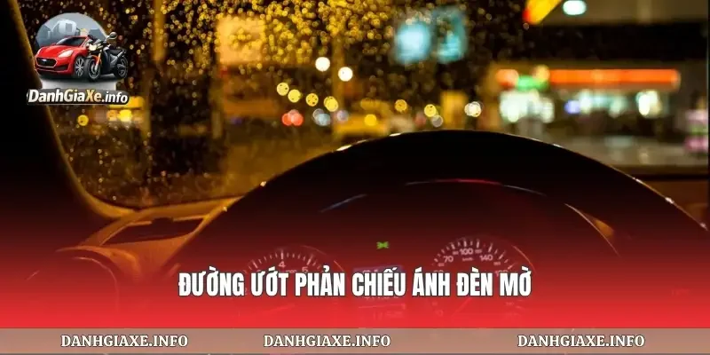 Đường ướt phản chiếu ánh đèn mờ